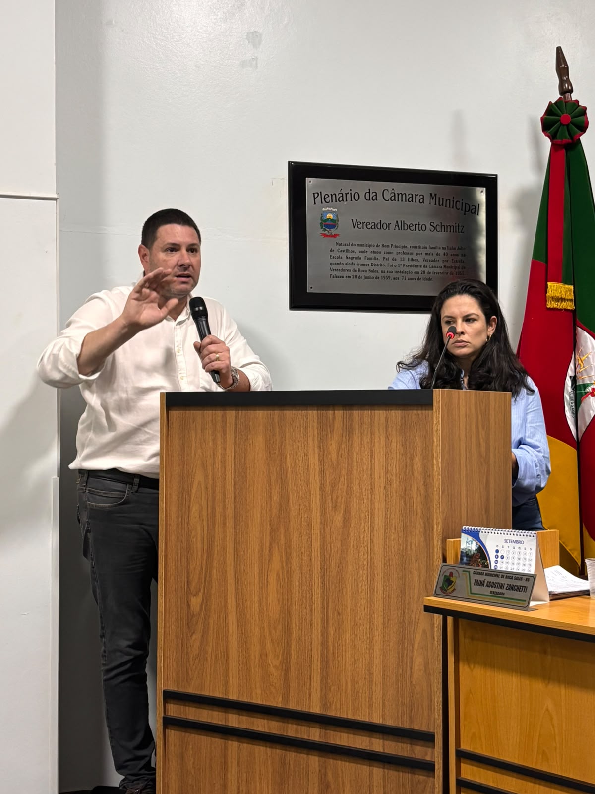 Superintendente apresenta plano de melhorias no abastecimento de água aos vereadores em plenário.